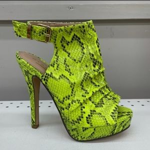 Faux leather snake printed stiletto peep toe platform heel. NWB
